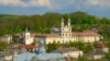 Місто Бучач, що на Тернопільщіні. Вигляд на комплекс Бучацького монастиря з церквою Воздвиження Чесного Хреста Господнього (1753–1770) і дзвіницею (1853) (ілюстраційне фото)