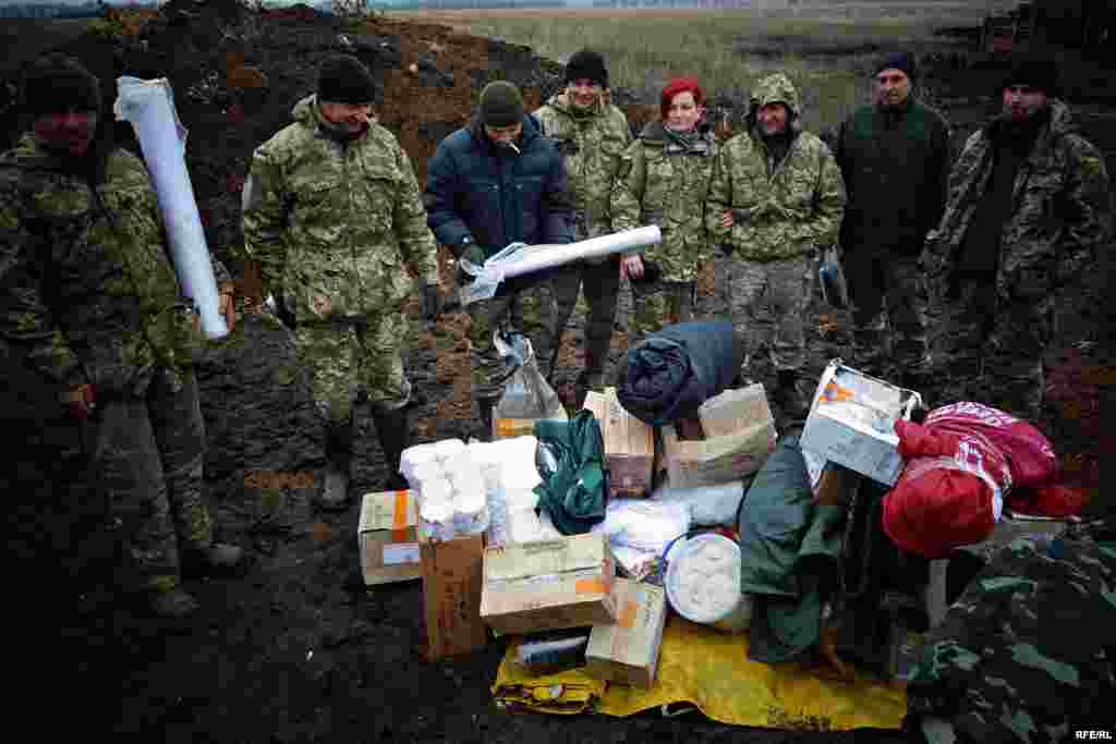 Нягледзячы на дрэннае надвор'е, валанцёры езьдзяць да лініі фронту, каб перадаць украінскім вайскоўцам дапамогу. Часам валанцёры робяць па некалькі рэйсаў па разьбітых дарогах, каб даставіць усё неабходнае.