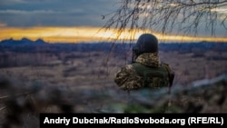 Вигляд на терикон, який утримують бойовики російських гібридних сил, із позиції українських військових неподалік міста Золоте-4, що на Луганщині