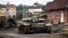 Після втечі російської армії з Харківщини, Збройним силам України залишилися сотні одиниць транспорту і бронетехніки як трофеї. На фото пошкоджений російський танк у звільненому Ізюмі, 14 вересня 2022 року