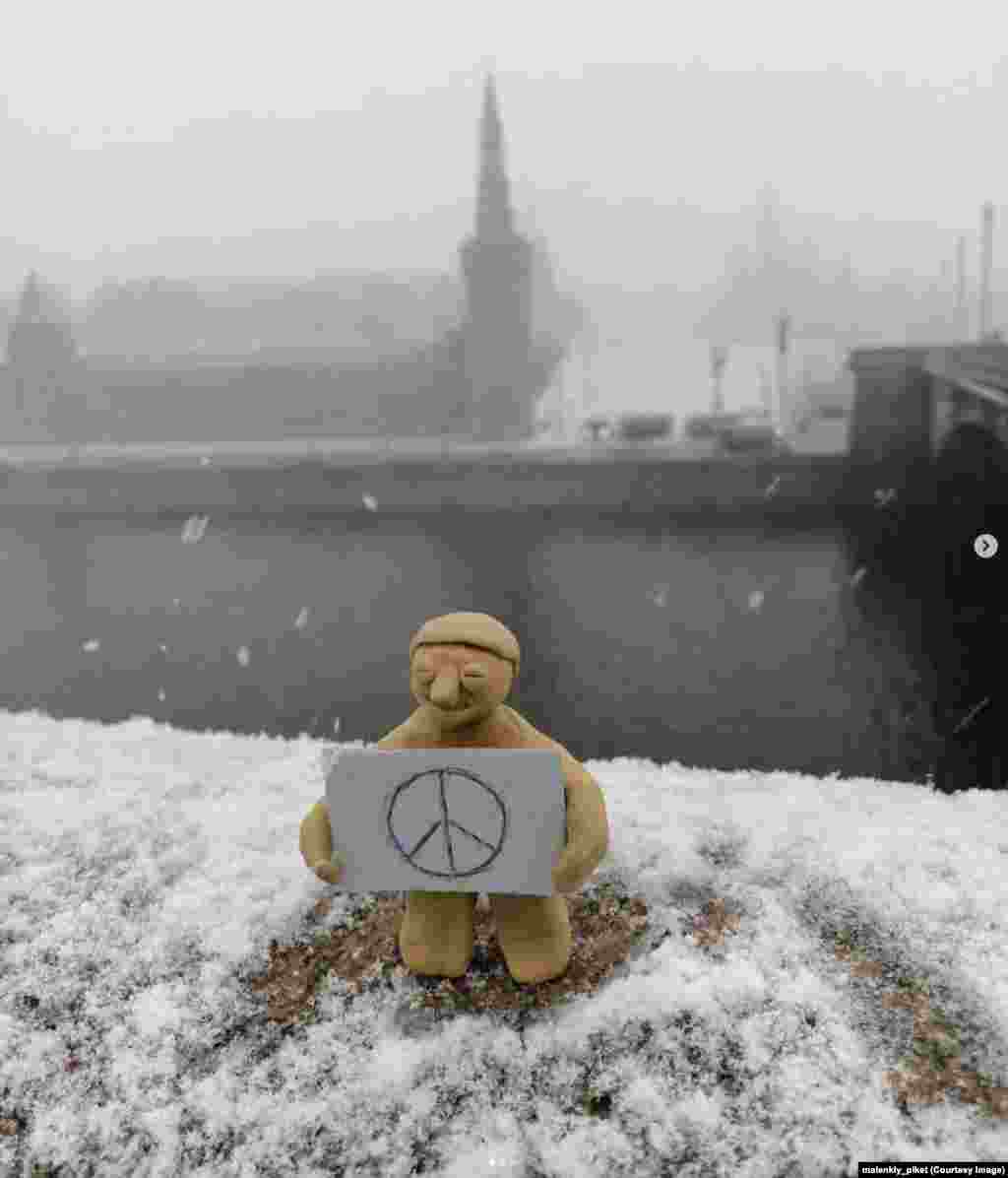 Această fotografie, a unui protestatar din plastilină de mărimea unei prune în fața Kremlinului, a fost postată pe un cont de Instagram numit malenkiy_piket (mic protest) pe 2 aprilie 2022. 