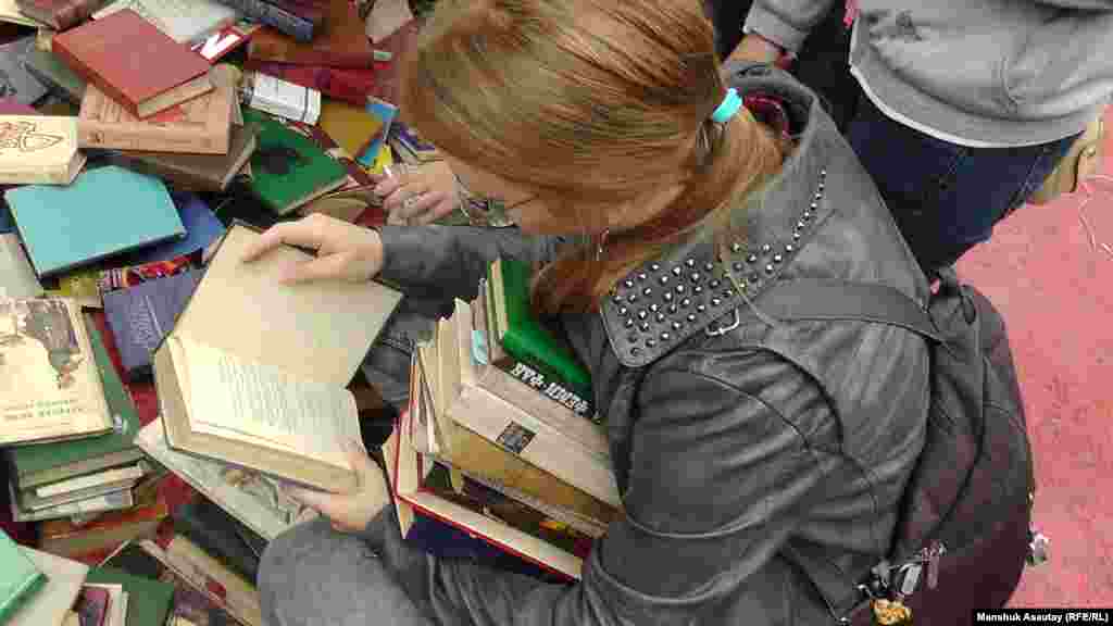 Девушка в разделе бесплатных книг. 