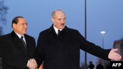 Сыльвіё Бэрлюсконі з Аляксандрам Лукашэнкам у Менску, 2009 год.