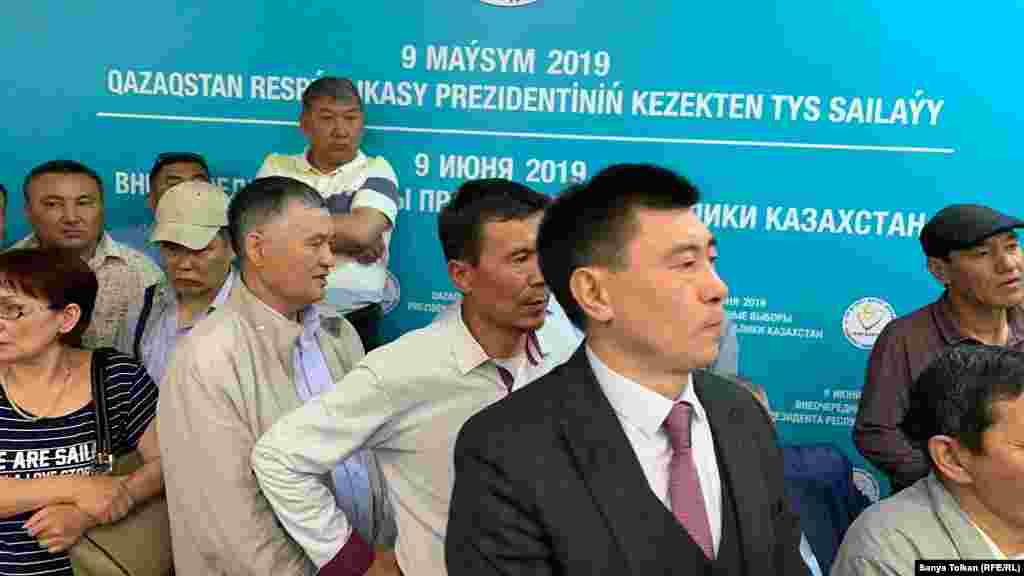Құрылтайға пікір-ұстанымдары мен көзқарастары әртүрлі қоғамдық-саяси топ өкілдері қатысты. Олардың арасында тіркелмеген "Алаш" партиясының жетекшісі Сырым Әбдірахманов, "Антигептил" тобының мүшесі Мақсат Ілиясұлы болды. Жиынға жақында басшылығы ауысып, сайлауға бойкот жариялаған "Ақиқат" ЖСДП төрағасы Ермұрат Бапи қатысты. 