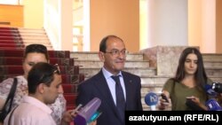 Շավարշ Քոչարյանը զրուցում է լրագրողների հետ, Երևան, կառավարության վարչական շենք, 27-ը հուլիսի, 2017 թ․ 