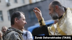 Священик благословляє у Донецьку російського полковника Ігоря Гіркіна (Стрєлкова), одного з лідерів угруповання «ДНР», яке визнане в Україні терористичним