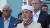 Qırım müftisi Emirali Ablayev (ilk sırada) Yağmurça (Fontanı) qasabasında №44 yañı mektebiniñ açılışında. Ekinci sırada soldan – «İnkişaf» qırımtatar cemiyetiniñ prezidenti Eskender Bilâlov, sağdan – Qırımnıñ Rusiye yolbaşçısı Sergey Aksenov, 2017 senesi sentâbrniñ 1-i