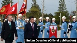 Туркия президенти Режаб Тоййип Эрдўғон 9-10 апрель кунлари Анқарага борган Қирғизистон президенти Сўўрўнбай Жээнбековни гуланчиларга қарши курашга чақирган эди.