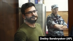 Российский оппозиционер Илья Яшин в зале суда во время судебного заседания по его делу