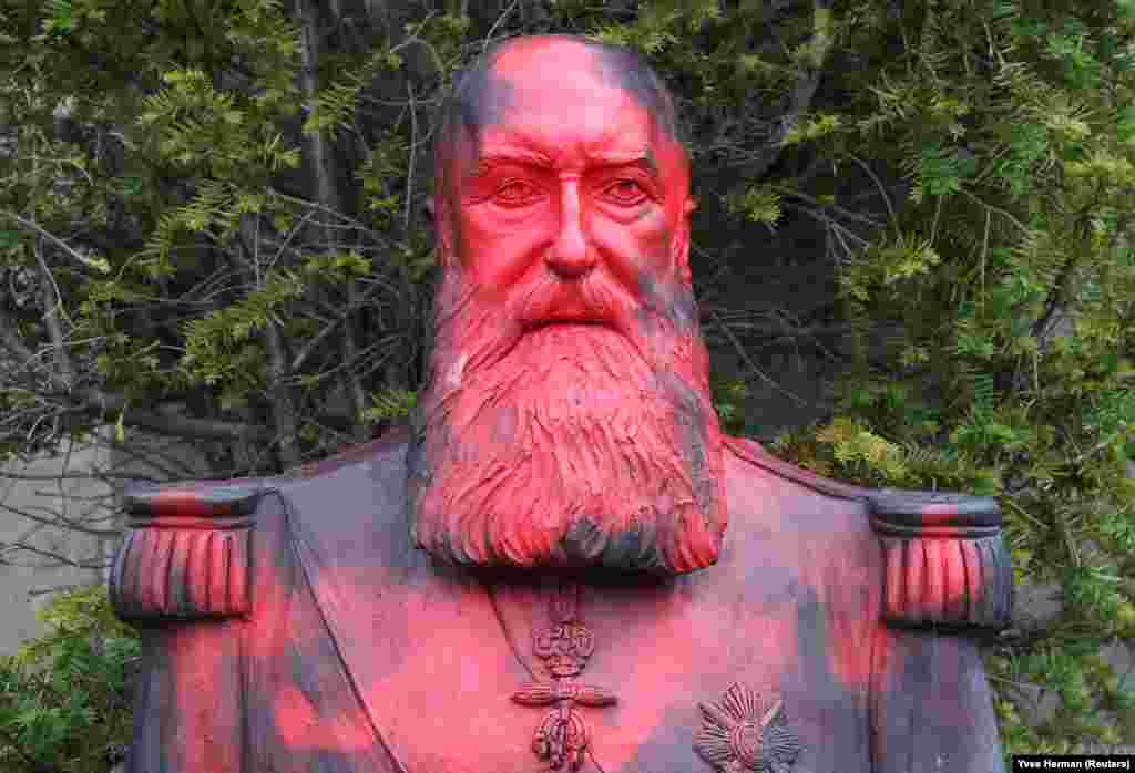 Іще один пам’ятник королеві Бельгії Леопольдові II, облитий фарбою, в парку Музею Африки в місті Тервюрені на околиці Брюсселя, 9 червня 2020 року. Цей музей король створив як вітрину своєї, як він стверджував, «цивілізаторської місії» в «Вільній державі Конго» – величезній африканській країні, яка була його одноосібною приватною власністю. Жорстока експлуатація населення Конго і фізичні покарання за невиконання робочих норм призвели там до незліченних каліцтв і до смерті мільйонів людей (за різними оцінками, від 5 до 13 мільйонів).