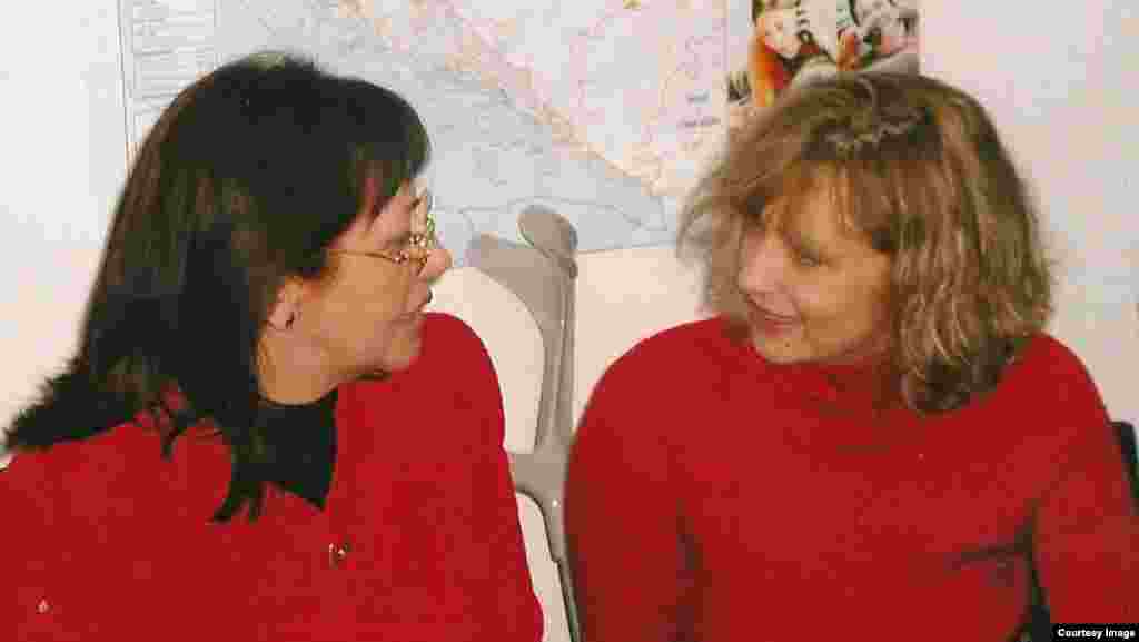 Jelena Lovrić i Sabina Čabaravdić, na prijemu povodom zatvaranja hrvstskog dopisništva RSE u Zagrebu, 19. decembar 2003.