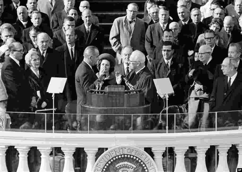 ԱՄՆ 36-րդ նախագահ Լինդոն Ջոնսոնը 1965-ի հունվարի 20-ին երդվում է Կապիտոլիումում։ Սա նրա երկրորդ երդմնակալությունն էր։ Ջոնսոնը հաջորդեց Քենեդուն։ 