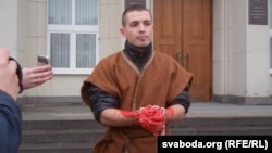 Алесь Чаркашын у часе пэрформансу ля Берасьцейскага аблвыканкаму, 2013 год