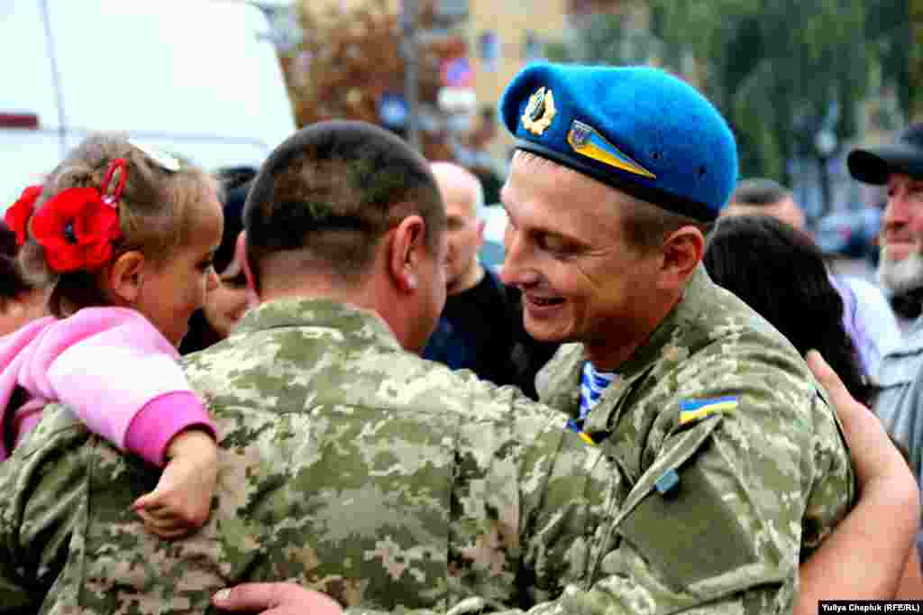 «Герой не я! Хлопці з моєї роти з позивними «Фартовий», «Кіпіш», «Бугор» – оце герої. Завдяки таким людям, ворог далі не пройде! Я вам скажу відверто – під час війни командир батальйону повинен нагороди виписувати зразу на коліні. Відзначилась людина – він одразу виписав, одразу вручив», – Олег Лосінський, командир 3-ї десантно-штурмової роти