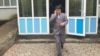 Гражданский активист Айболат Букенов у здания суда. Уральск, 18 мая 2016 года. 