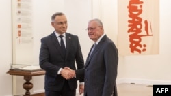 Президент Польщі Анджей Дуда (ліворуч) тисне руку спеціальному посланнику США з питань України та Росії Кіту Келлогу (справа) перед їхньою зустріччю в президентському палаці у Варшаві, Польща, 18 лютого 2025 року