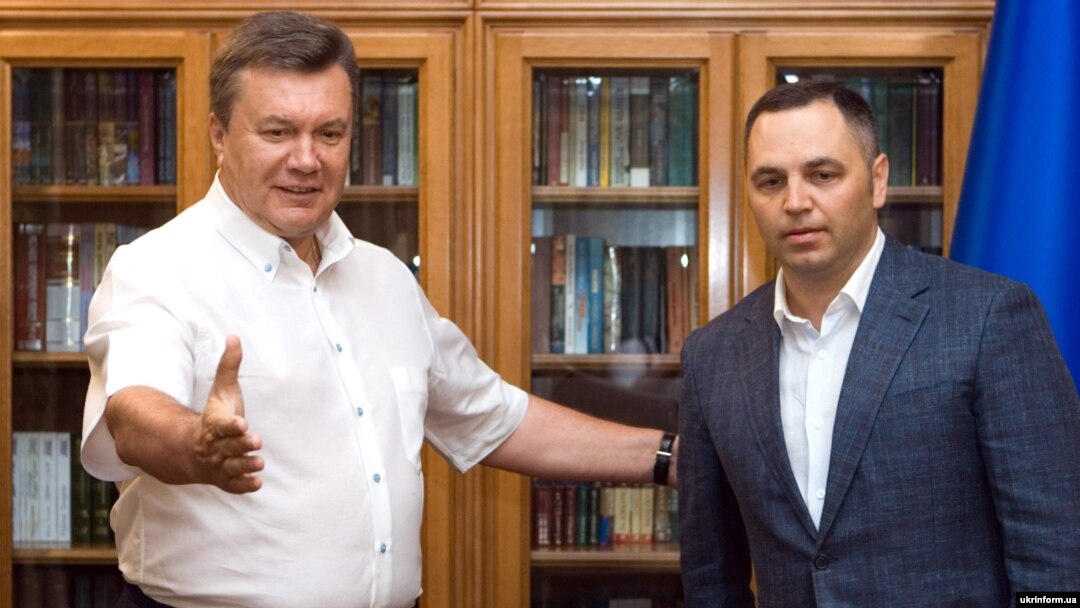 Тодішній президент України Віктор Янукович (ліворуч) і заступник голови Адміністрації президента Андрій Портнов. Крим, 2 серпня 2010 року